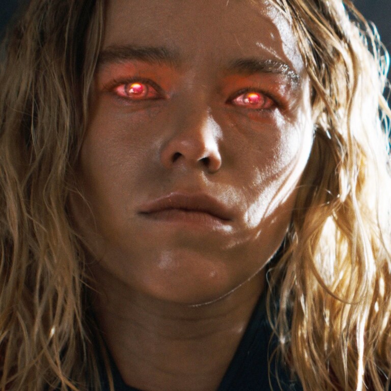 ‘Supergirl’ Tomba nas Bilheteiras Enquanto ‘Superman’ Voou Alto